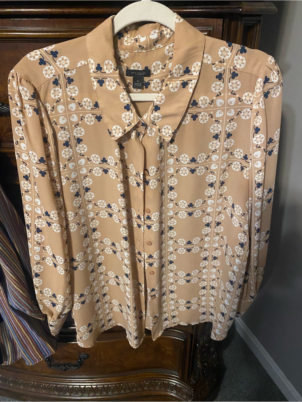 ANN TAYLOR Women's floral Button Down Long Sleeve Blouse